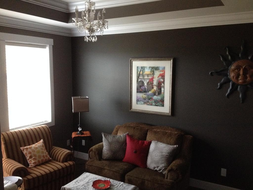 Queen Suite with Balcony and Vineyard View
